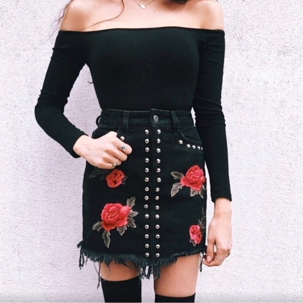 ❤️ LF Carmar Womens size 27 embroidered denim skirt EUC MSRP:$244